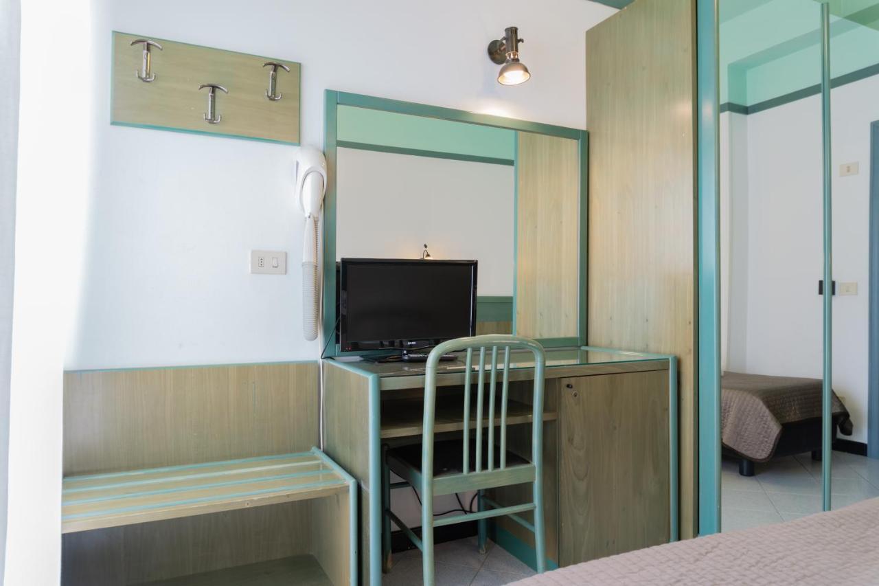 Esedra Hotel Римини Екстериор снимка