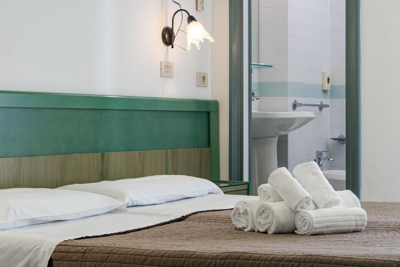 Esedra Hotel Римини Екстериор снимка