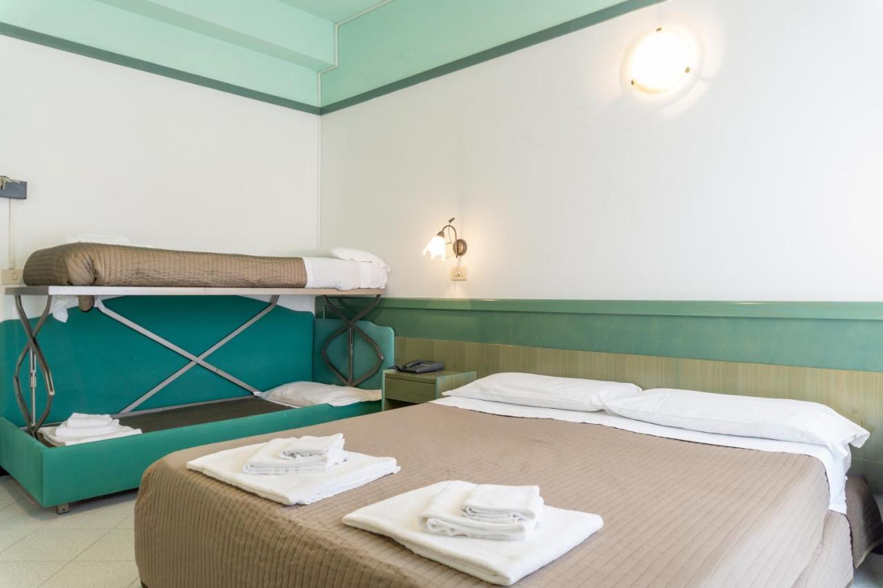 Esedra Hotel Римини Екстериор снимка