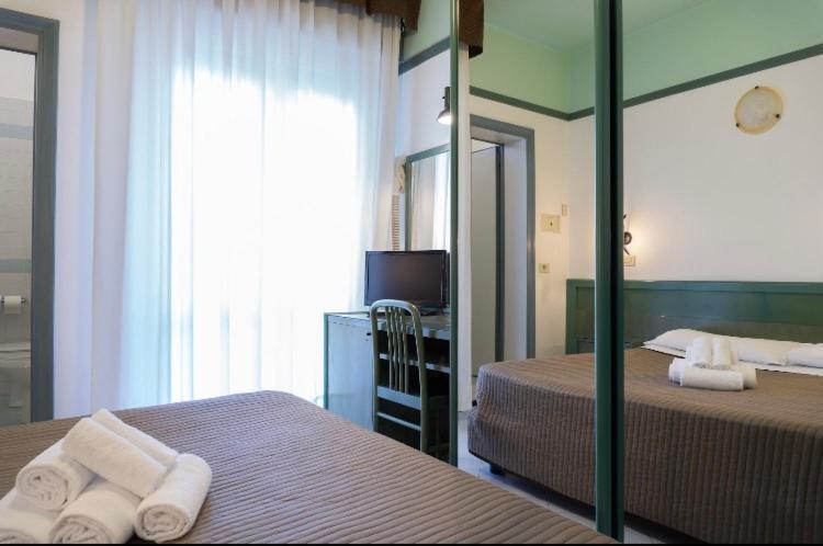 Esedra Hotel Римини Екстериор снимка