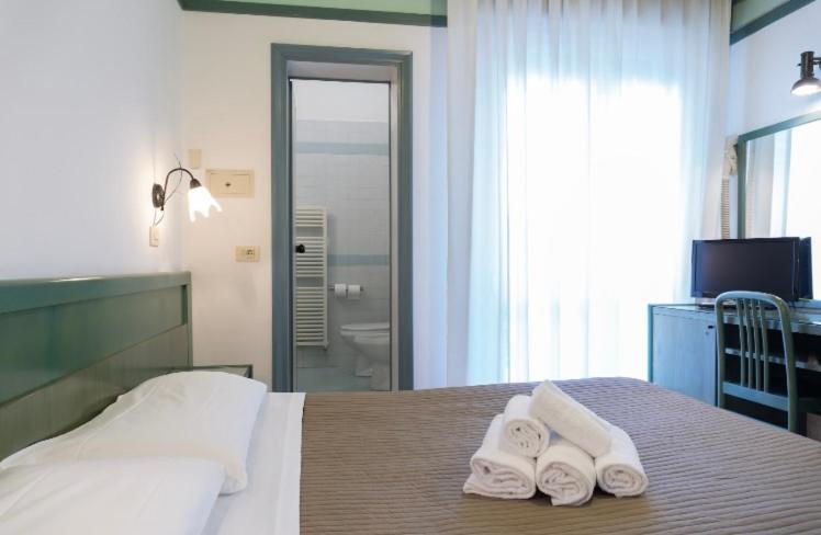 Esedra Hotel Римини Екстериор снимка
