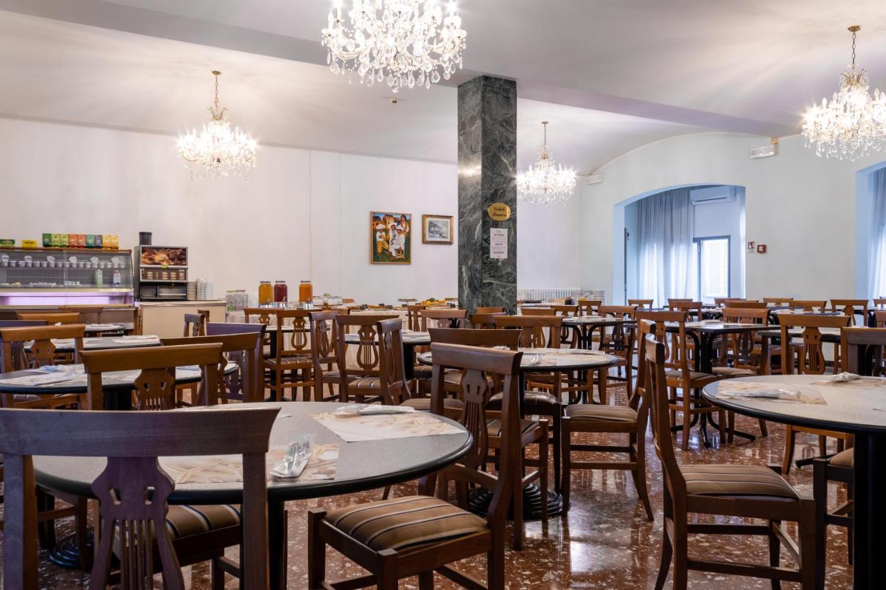 Esedra Hotel Римини Екстериор снимка