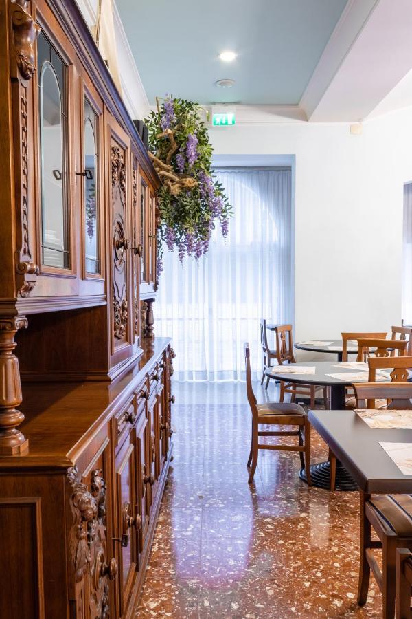 Esedra Hotel Римини Екстериор снимка