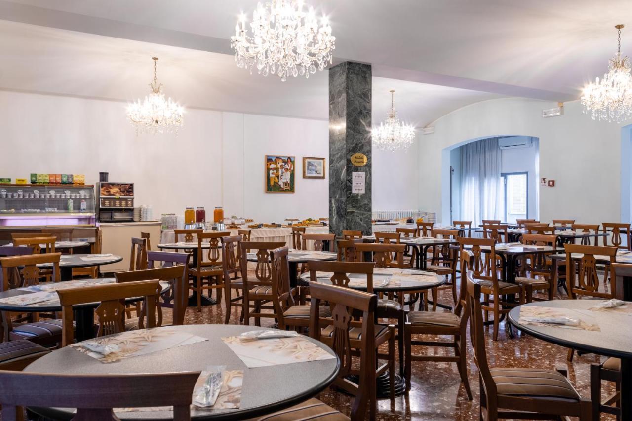 Esedra Hotel Римини Екстериор снимка