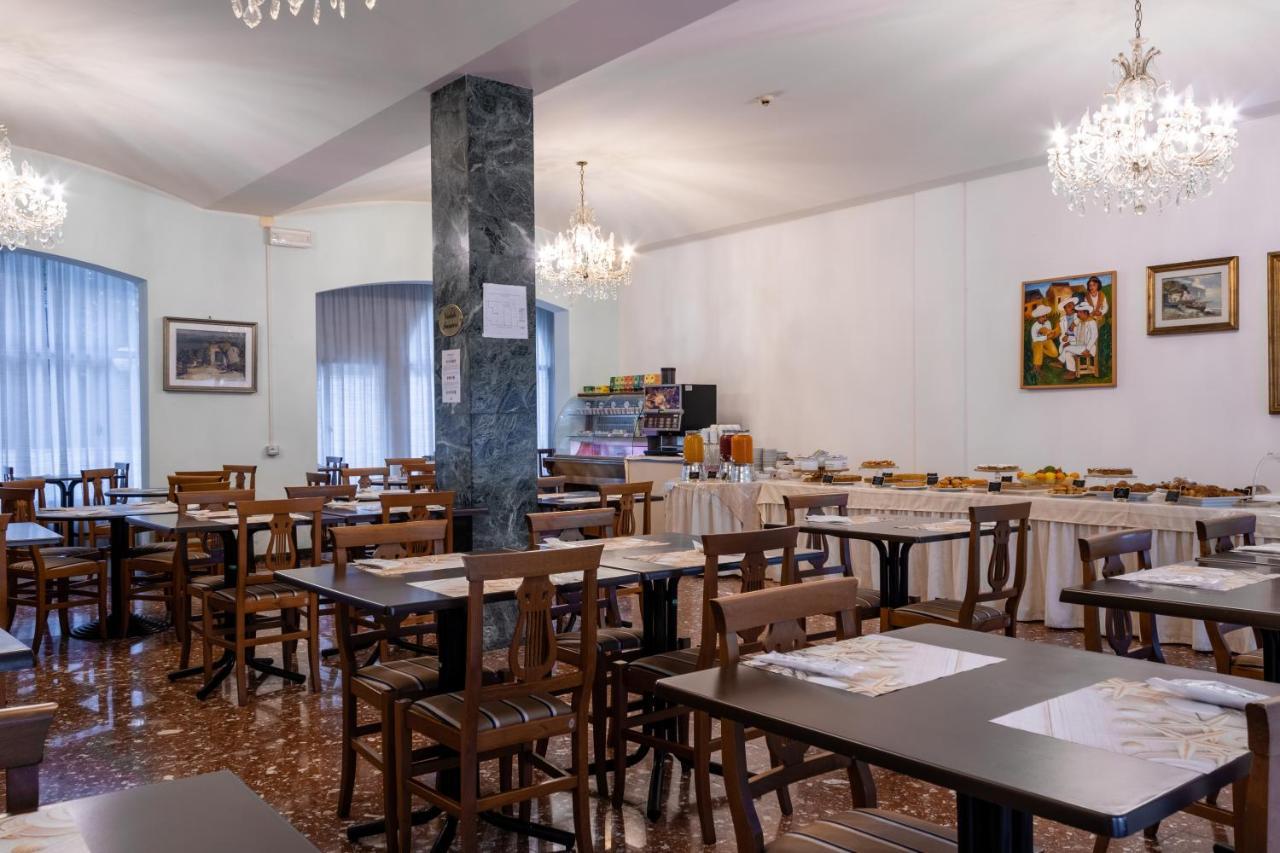 Esedra Hotel Римини Екстериор снимка
