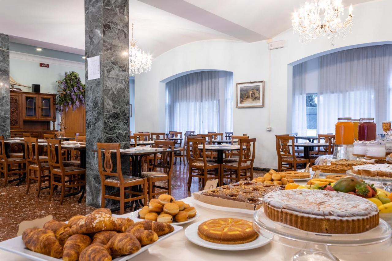 Esedra Hotel Римини Екстериор снимка