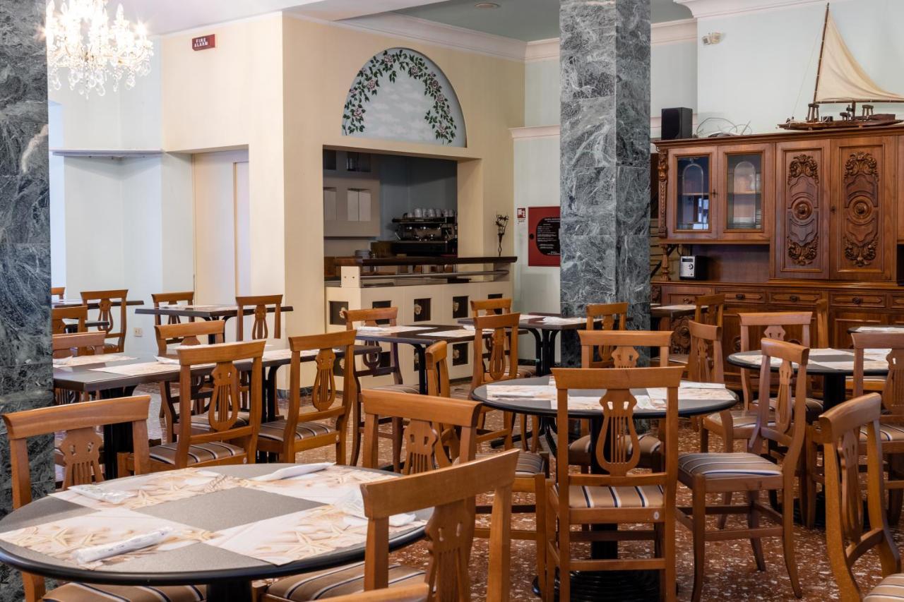 Esedra Hotel Римини Екстериор снимка