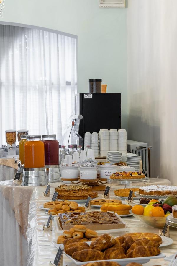 Esedra Hotel Римини Екстериор снимка