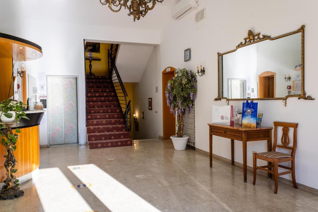 Esedra Hotel Римини Екстериор снимка