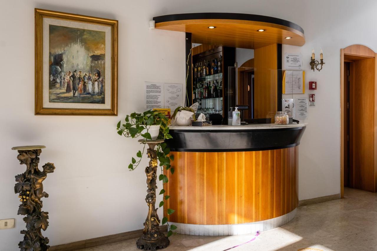 Esedra Hotel Римини Екстериор снимка
