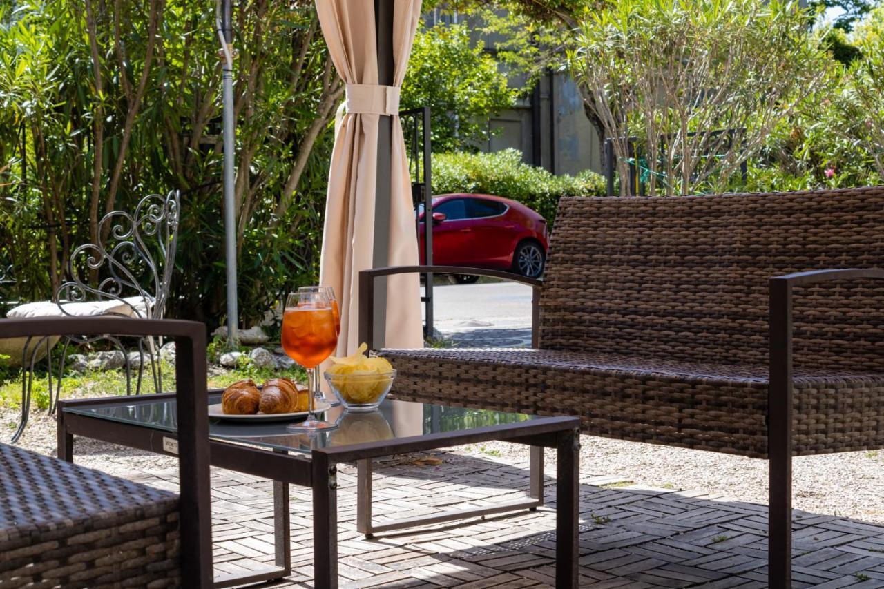 Esedra Hotel Римини Екстериор снимка