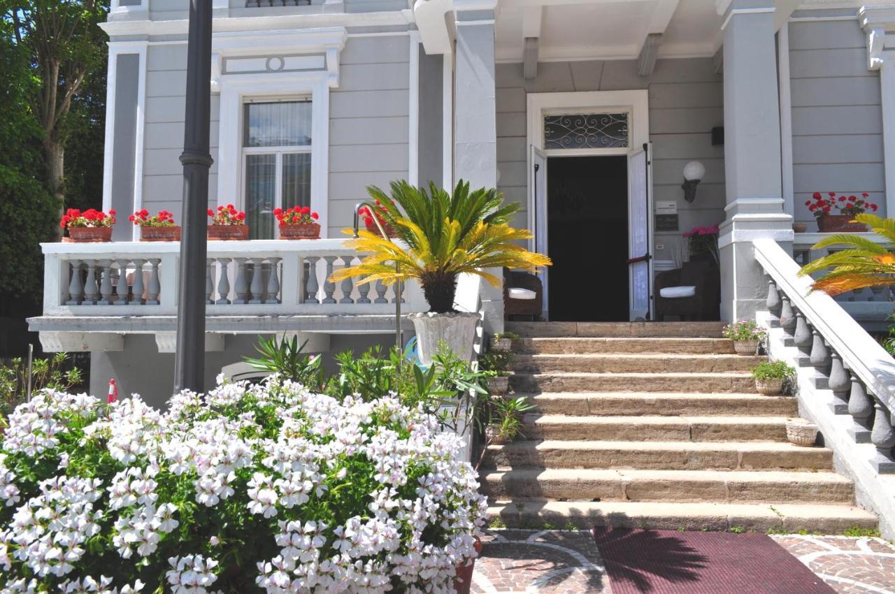Esedra Hotel Римини Екстериор снимка